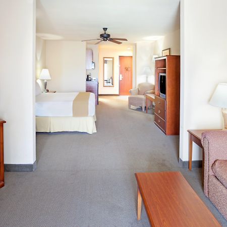 Holiday Inn Express & Suites Kerrville Room photo