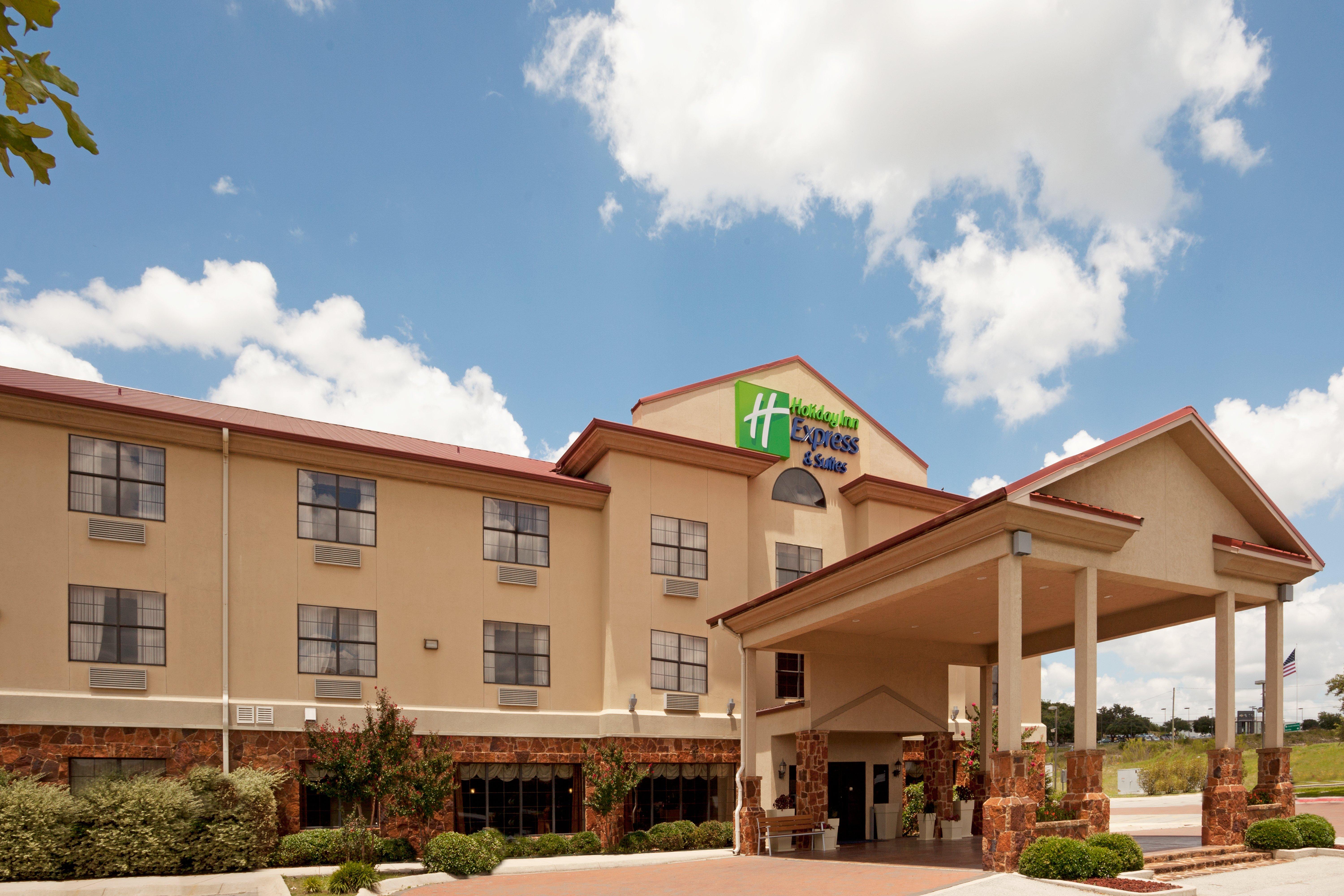 Holiday Inn Express & Suites Kerrville Exterior photo