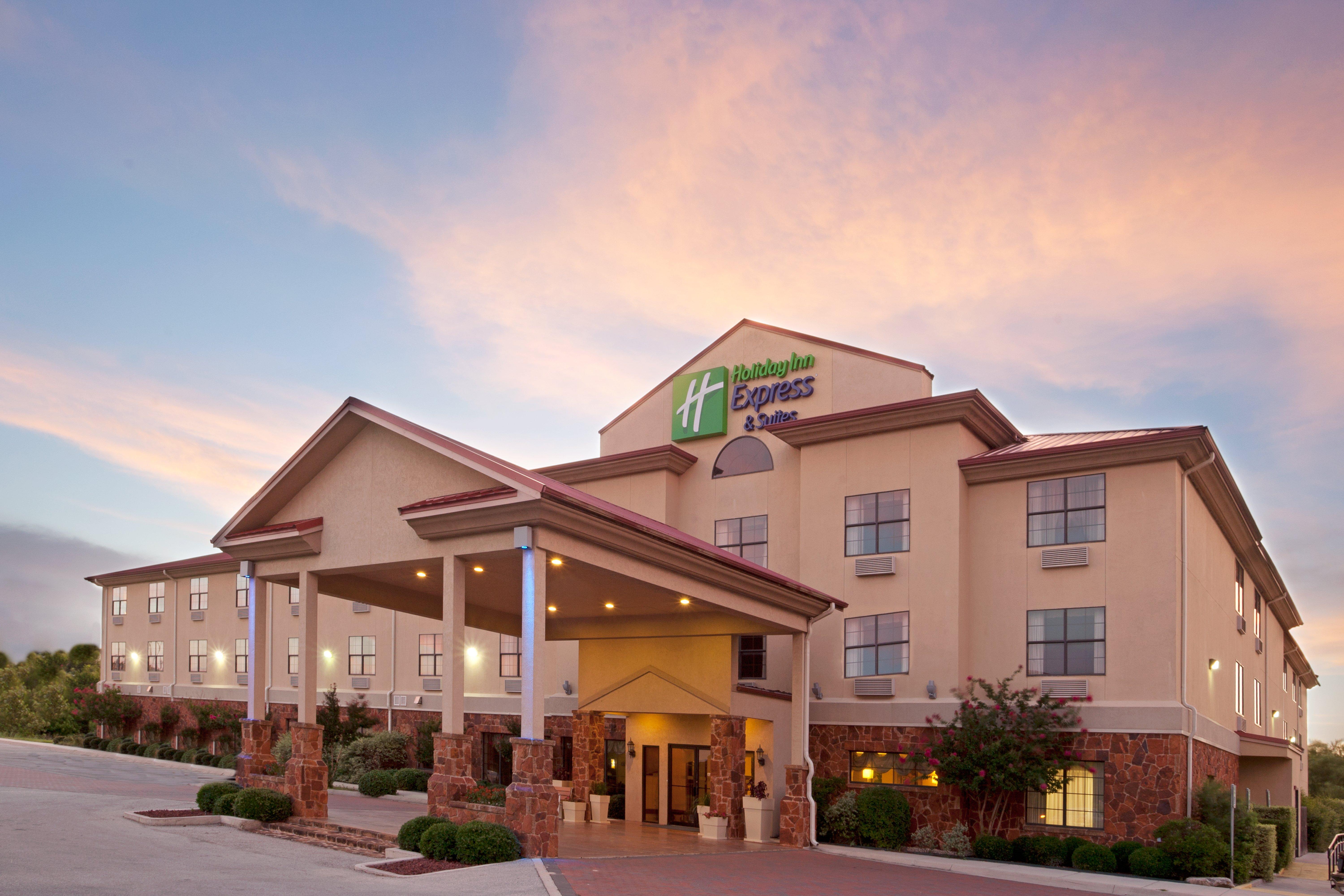 Holiday Inn Express & Suites Kerrville Exterior photo