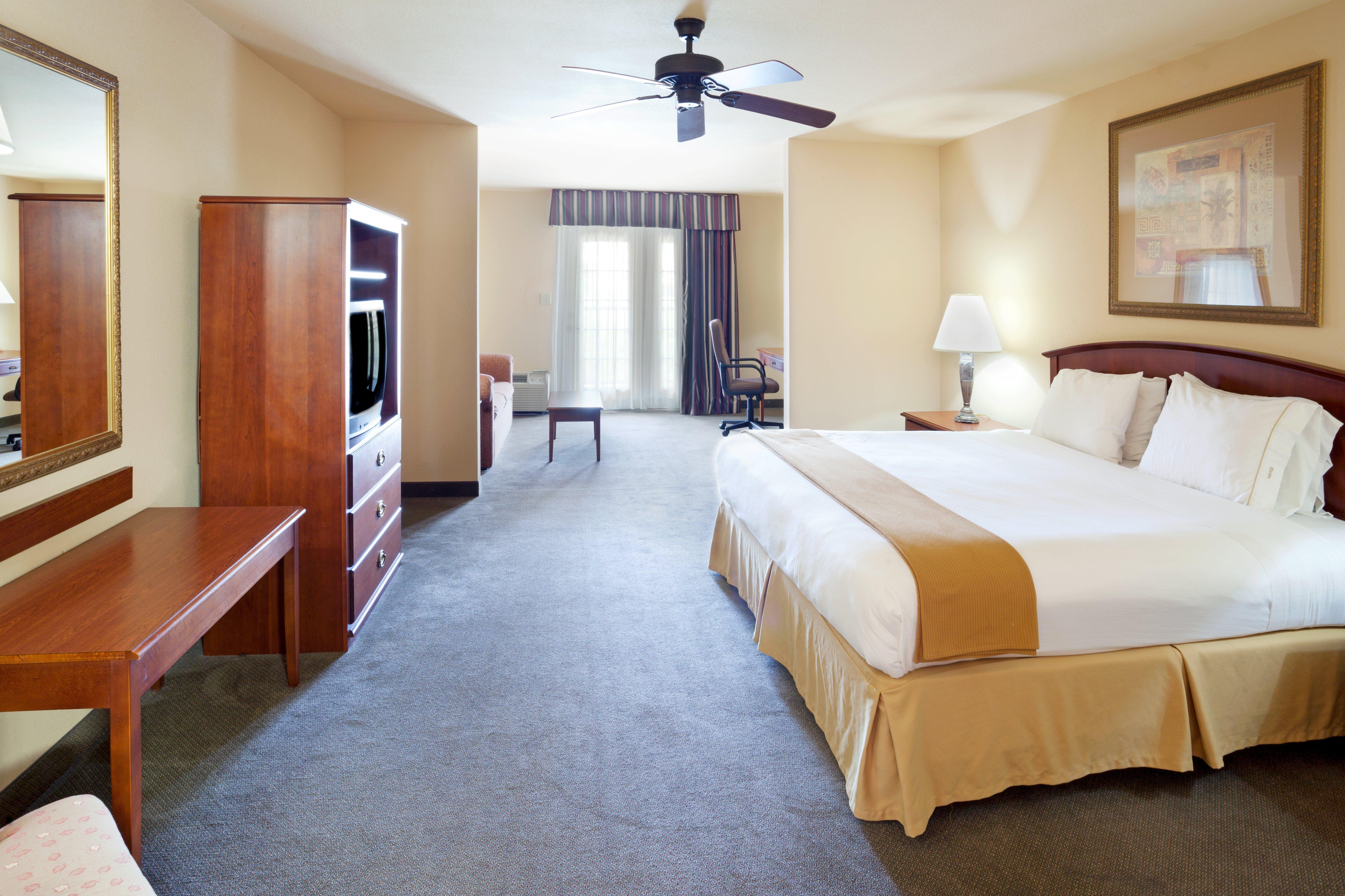 Holiday Inn Express & Suites Kerrville Room photo