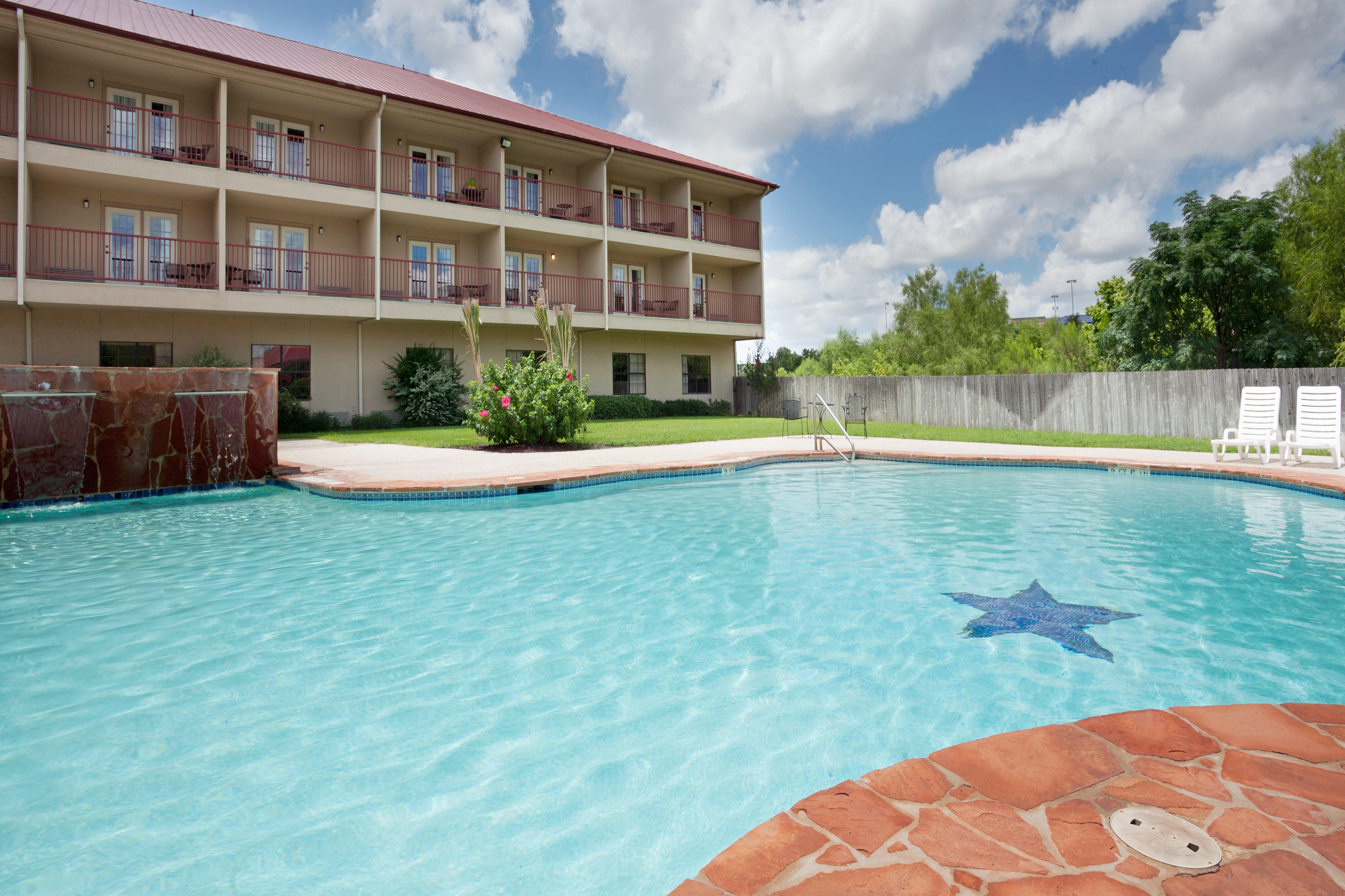 Holiday Inn Express & Suites Kerrville Exterior photo