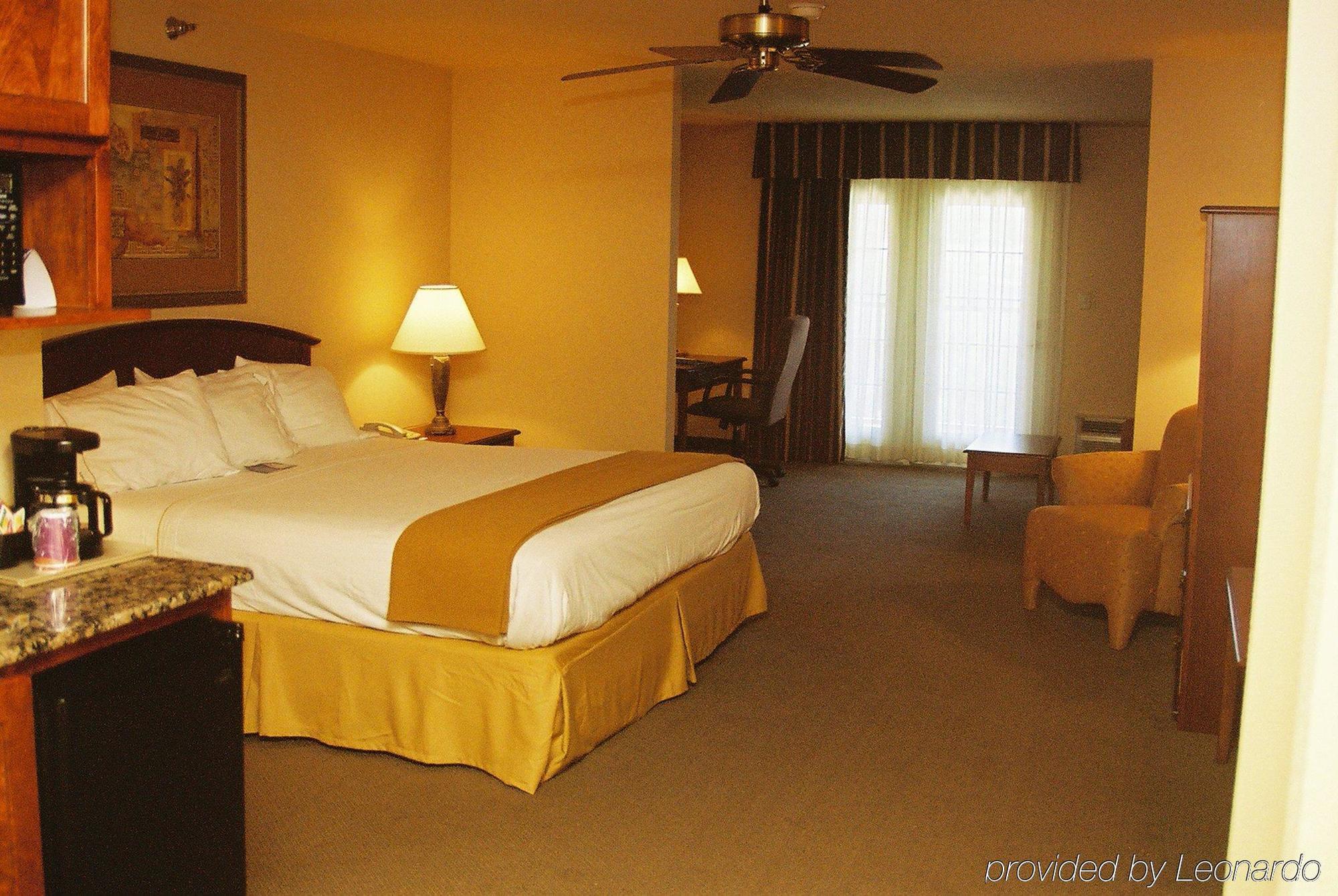 Holiday Inn Express & Suites Kerrville Room photo