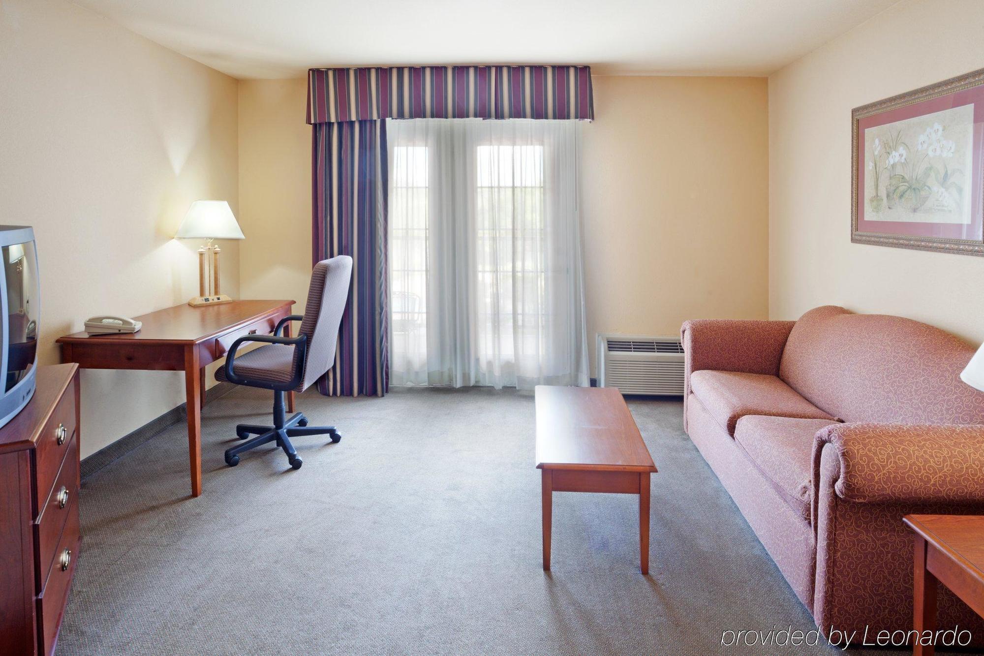 Holiday Inn Express & Suites Kerrville Room photo